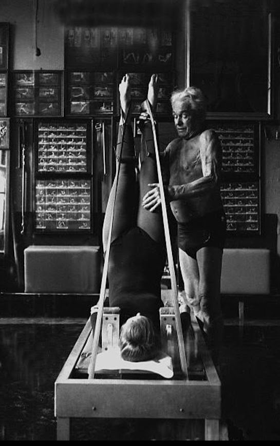 Joseph Pilates begeleidt een klassieke Pilates oefening