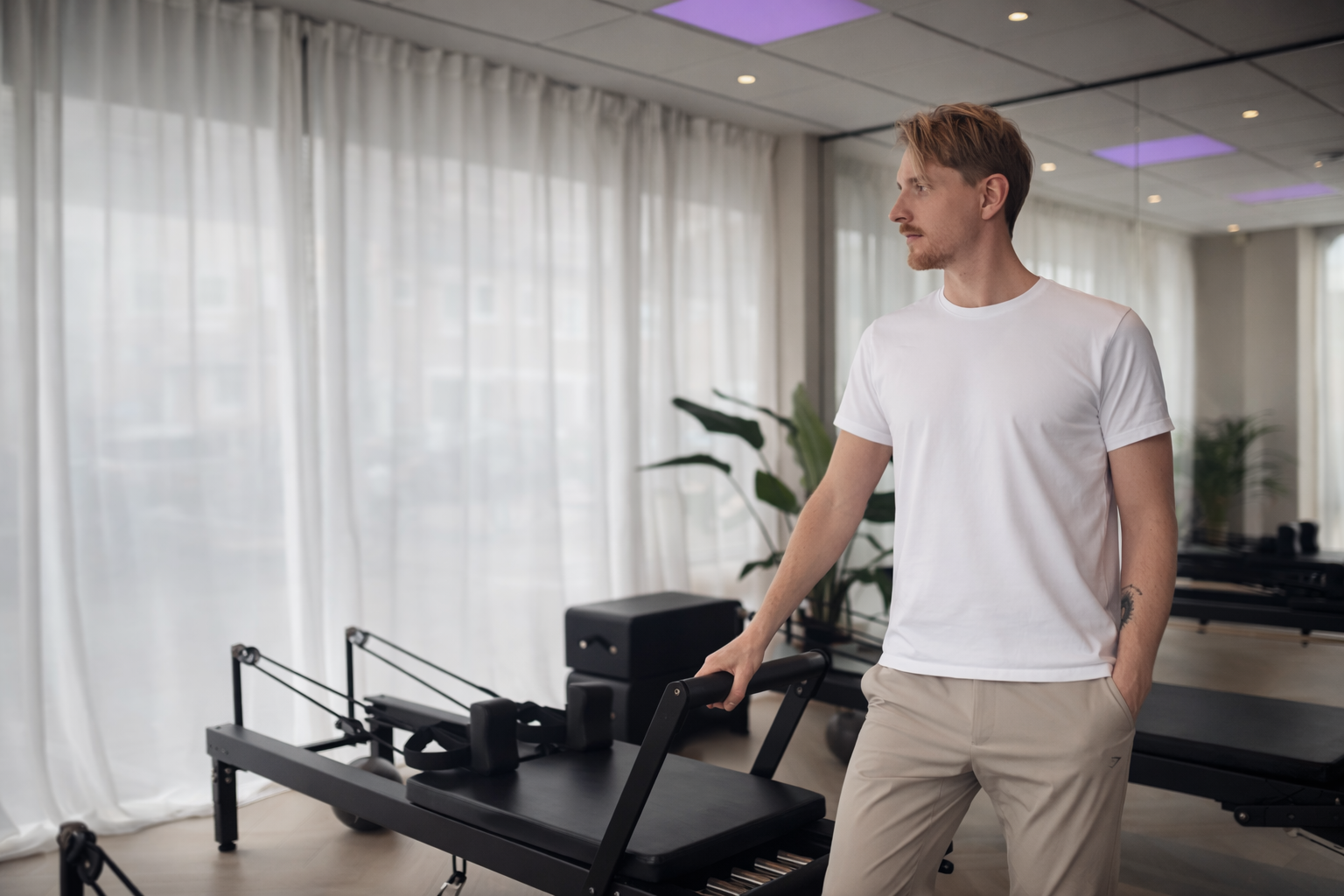 Pilates instructeur in de reformer studio